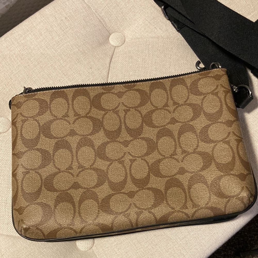 Everett Crossbody In Blocked Signature Canvas/ Unisex - Picture 3 of 9